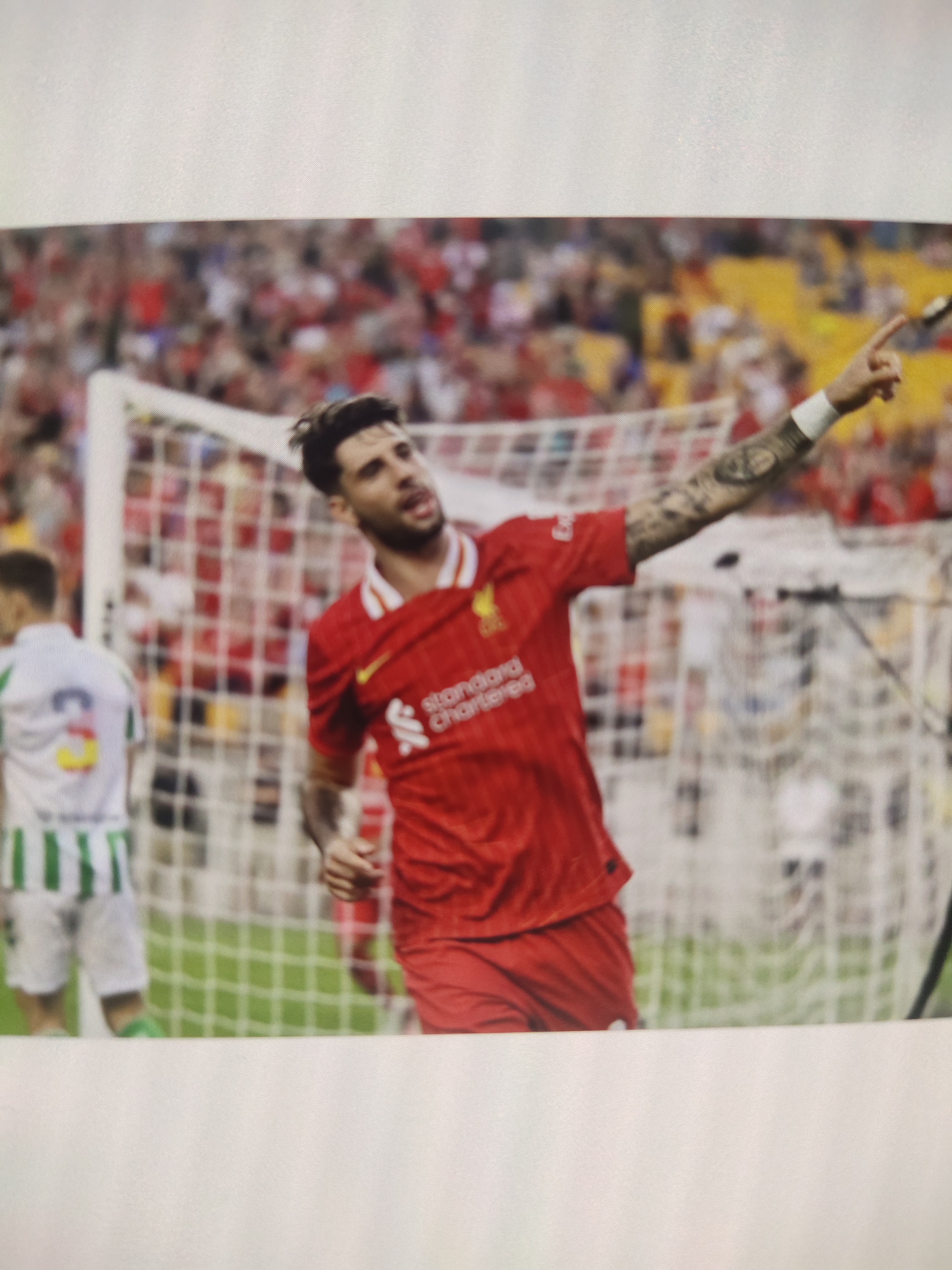 奥格斯堡球员疲惫不废，取得胜利