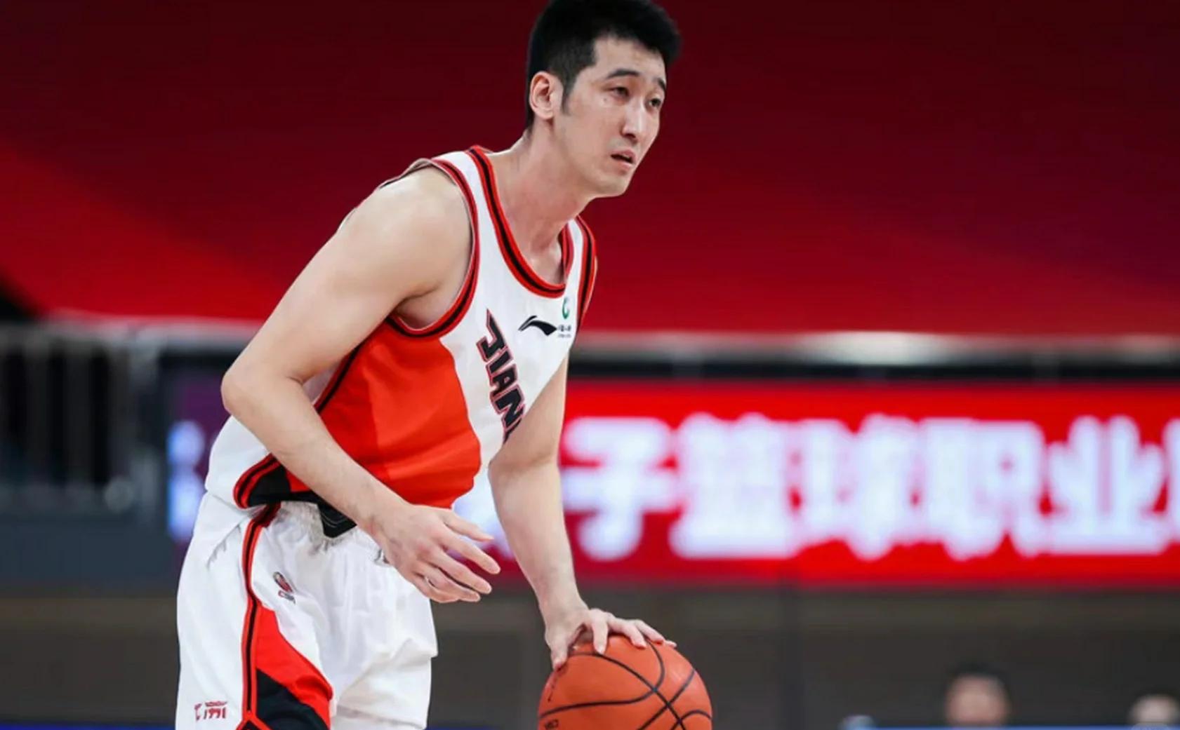 江苏男篮在场上展现出出色的表现，取得胜利